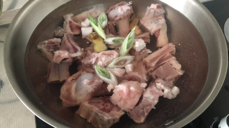 酸菜羊肉➕酸菜平菇粉丝炖羊排,羊排羊棒骨冷水下锅，加几片姜片葱白