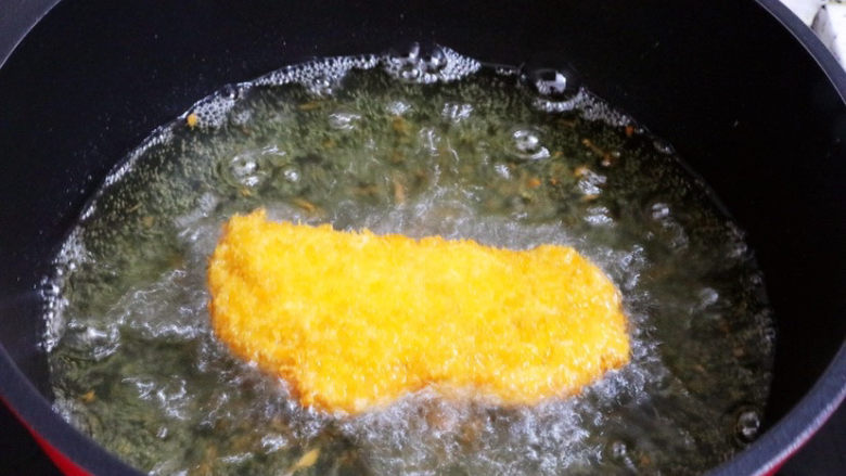 爆浆鸡排,等锅中油温再次升高时，再放入鸡肉复炸至金黄色