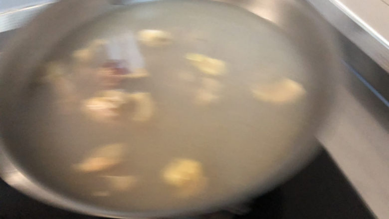 鸡肉炖土豆➕香菇鸡腿炖土豆,坐锅烧水，水开下鸡块