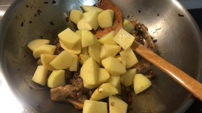 鸡肉炖土豆➕香菇鸡腿炖土豆,加入土豆块