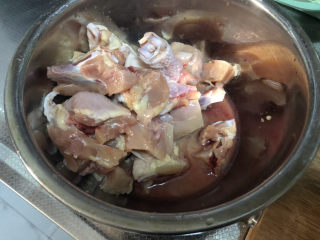 鸡肉炖土豆➕香菇鸡腿炖土豆,鸡切块清洗备用