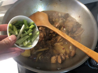 鸡肉炖土豆➕香菇鸡腿炖土豆,汤汁收的浓郁，最后撒蒜苗，翻炒出锅。