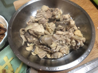 鸡肉炖土豆➕香菇鸡腿炖土豆,煮出血末，再煮一分钟，捞出，温水洗净控水备用