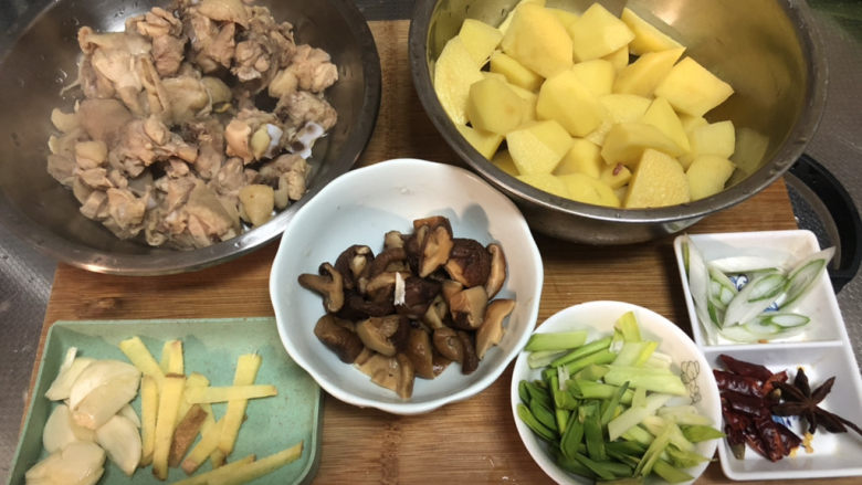 鸡肉炖土豆➕香菇鸡腿炖土豆,全部食材准备好
