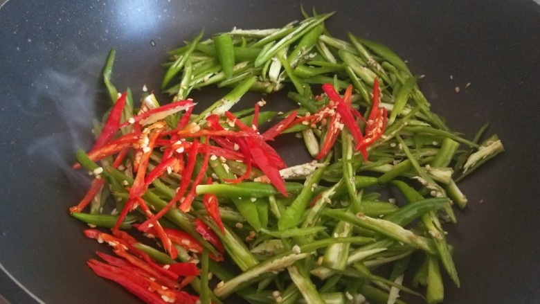 尖椒牛柳,把青红椒倒入锅中干煸一下水分更好吃。