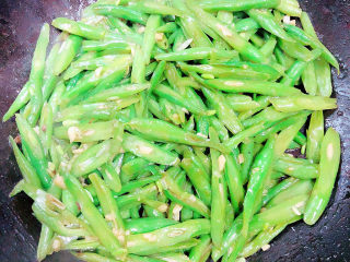 清炒四季豆,四季豆鲜绿色变为黄绿色，即可出锅了。