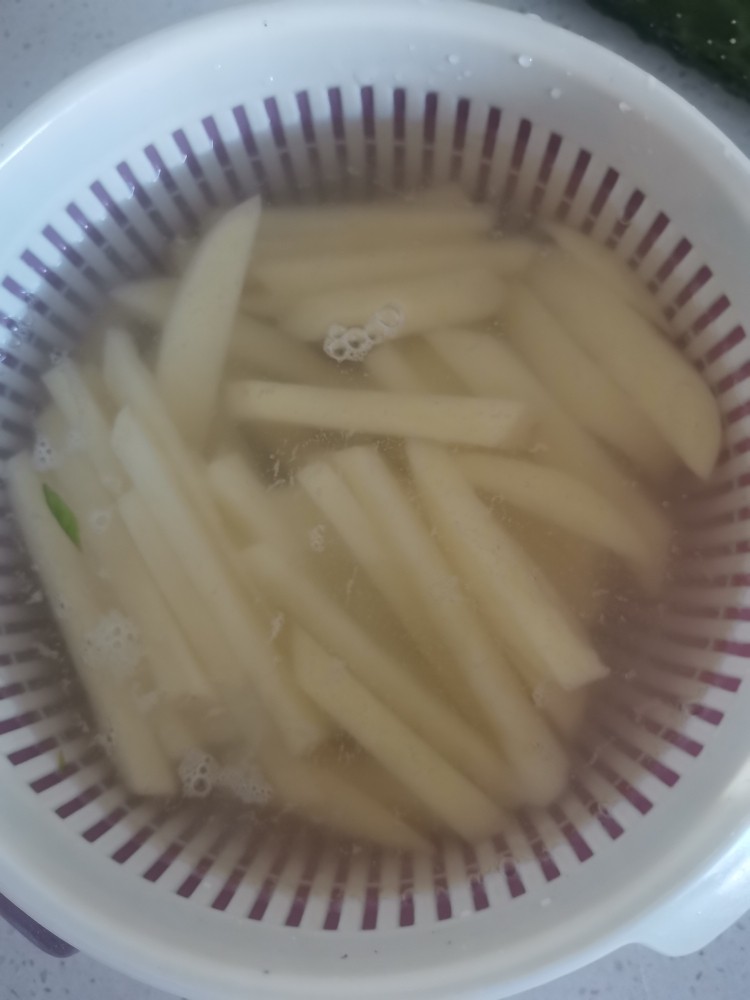 砂锅补气营养汤,土豆泡冷水30分去除淀粉