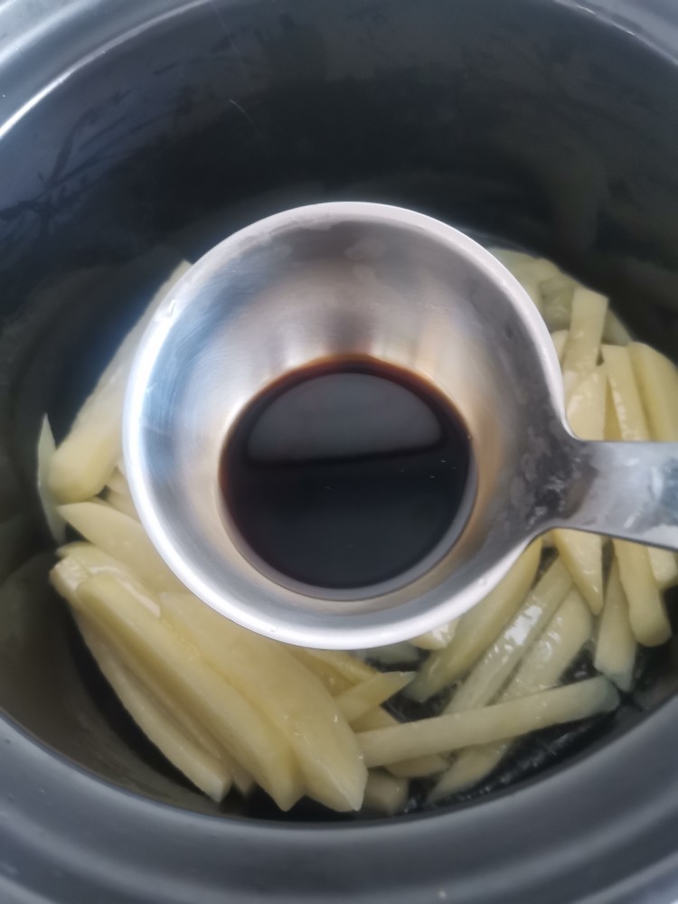 砂锅补气营养汤,加入酱油