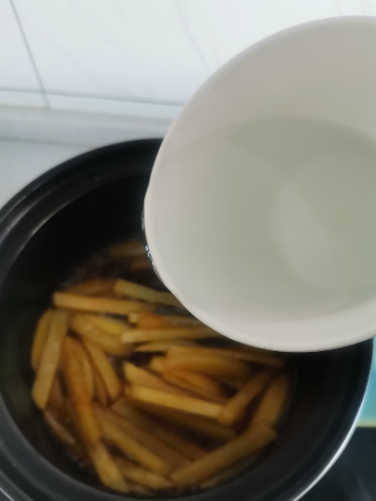 砂锅补气营养汤,加入大半锅的水