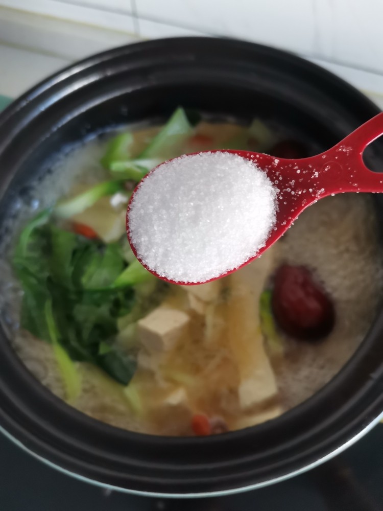 砂锅补气营养汤,加入盐