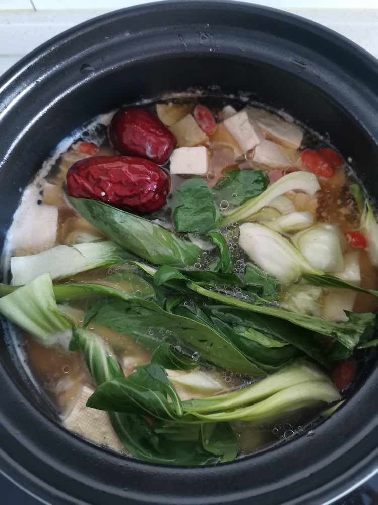 砂锅补气营养汤,下入切好油菜丝在煮3分钟就好了