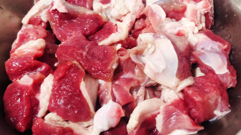 酸菜羊肉,浸泡好的羊肉洗净切成大小均匀的块状