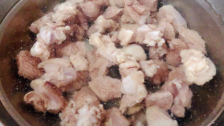 酸菜羊肉,焯好水的羊肉立即放人冷水中过凉多冲洗几遍