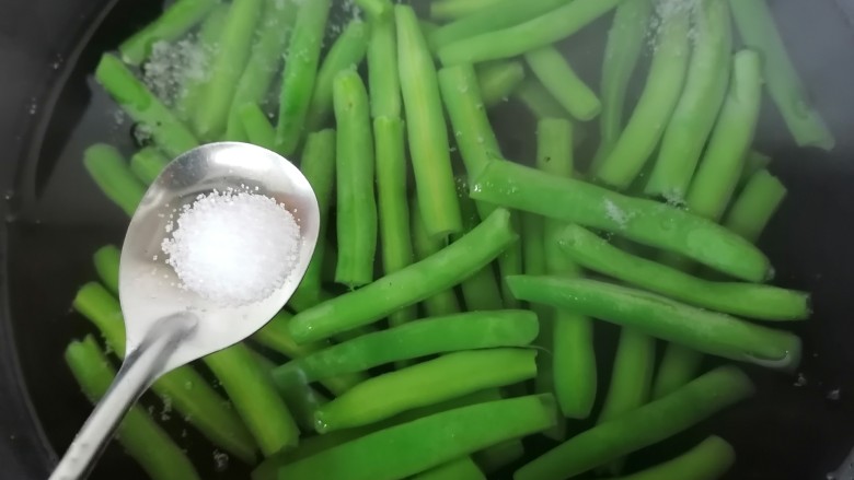清炒四季豆,加入少许盐使其更翠绿