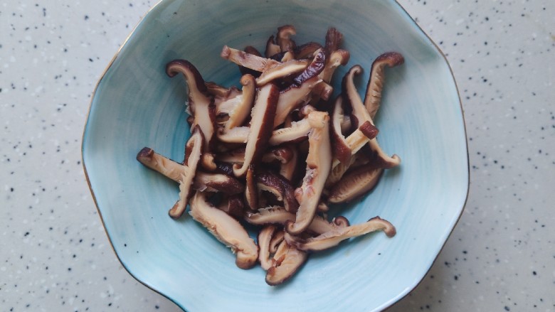 清炒四季豆,泡发好的香菇去蒂洗净，轻轻挤干水分，切成丝