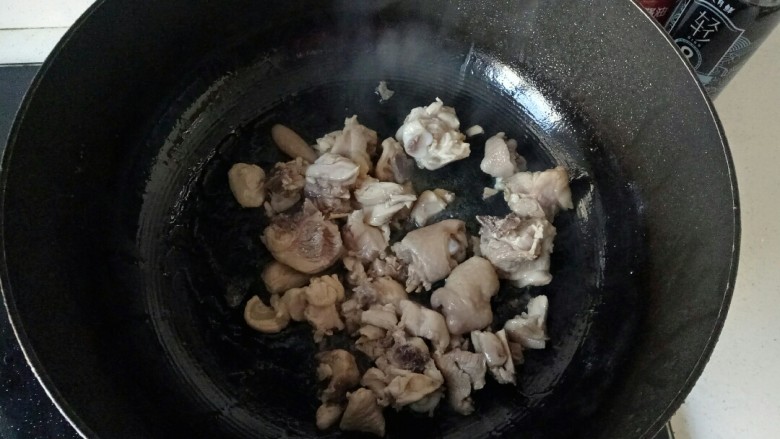 鸡肉炖土豆,放入鸡块翻炒至微黄