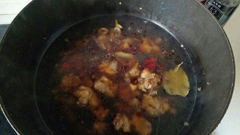 鸡肉炖土豆,加入没过鸡块的清水，大火煮开，转中小火炖20分钟