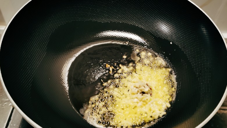 清炒四季豆,炒至蒜碎金黄色。