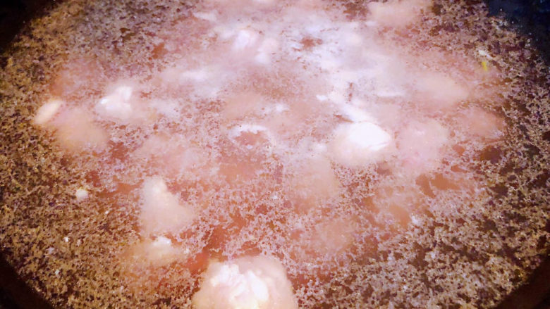 羊肉泡馍,锅中烧开水放入羊肉块再放入料酒焯水去除多余的油脂和杂质