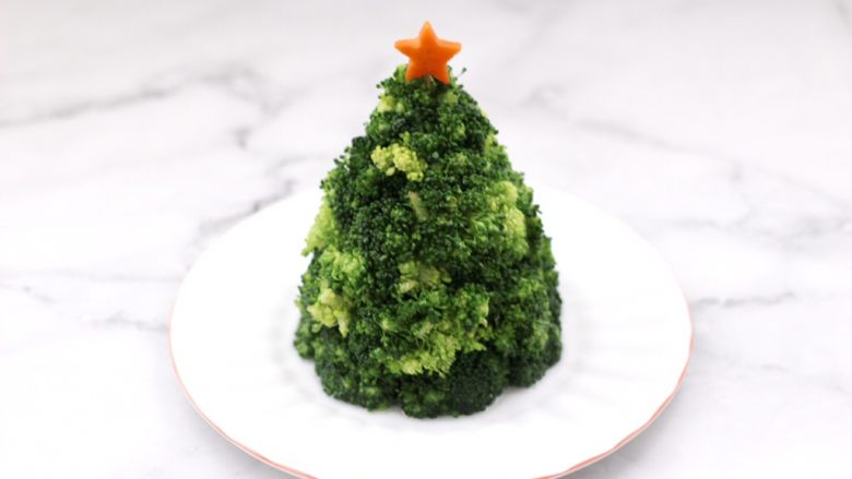 山药泥圣诞树,先取一个星星胡萝卜片，插上牙签后插在树尖上。