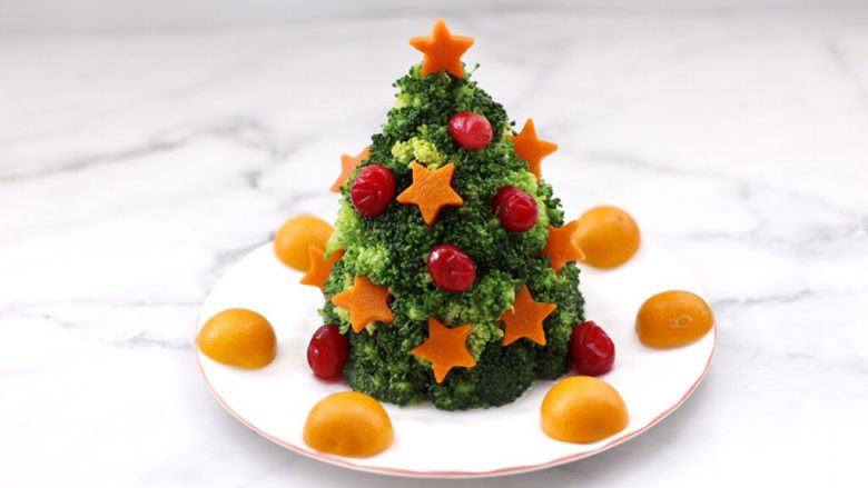 山药泥圣诞树,金桔一切两开摆在盘子边上，圣诞树就完成了，是不是超级简单。