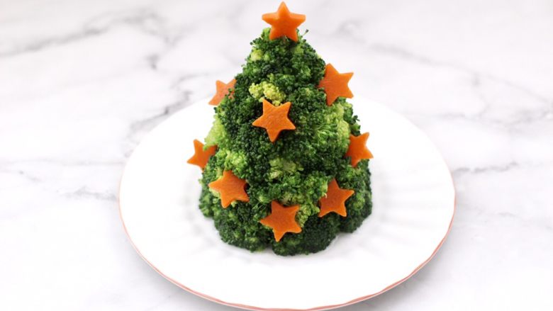 山药泥圣诞树,在树的周围，随意插上星星胡萝卜片。