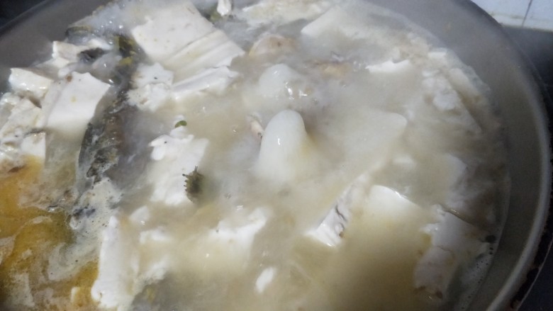 黄鸭叫炖豆腐,煮开加入两勺食盐，一些白胡椒粉，切好的尖椒、蒜子、紫苏(莴笋叶)