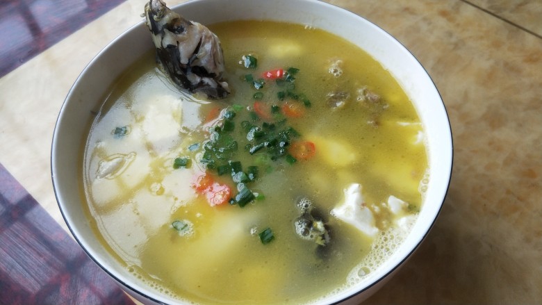 黄鸭叫炖豆腐,起锅装汤撒入葱花，简单好喝的鱼汤做好了