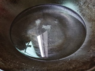清炒四季豆,锅中放入适量的水