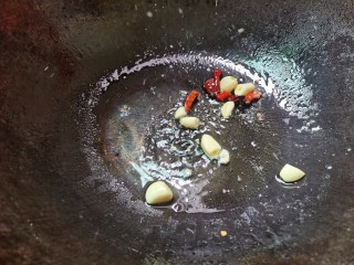 清炒四季豆,蒜头，辣椒，煸香
