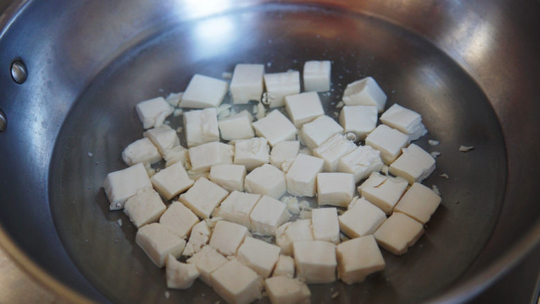 胡辣汤,锅中加入两汤碗水，水开后，加入切成小丁的内脂豆腐