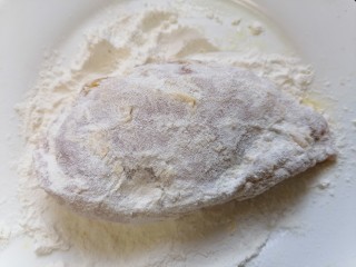 爆浆鸡排,裹上一层面粉(如果有面包糠效果更好)