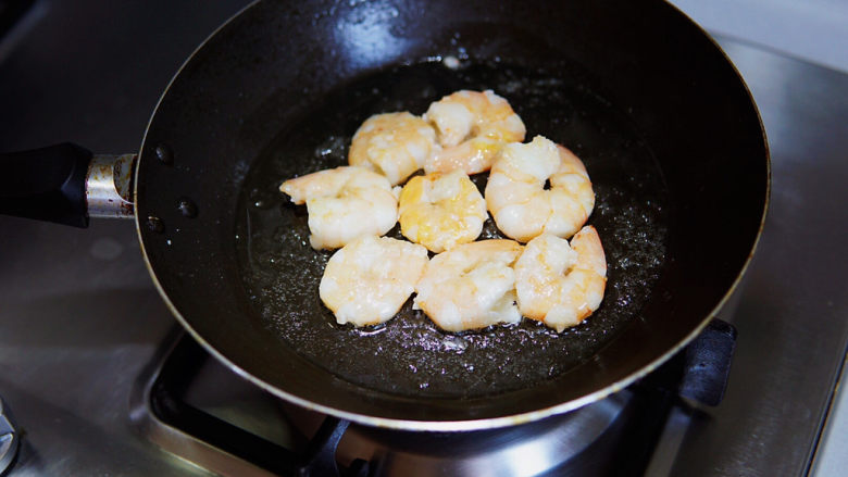 玉米炒虾仁,平底锅加油，烧去生油味儿，将虾仁入锅小火慢慢煎至八成熟，捞出