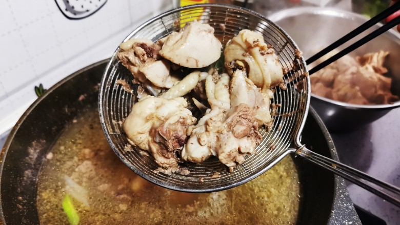 鸡肉炖土豆,捞出焯水的鸡肉