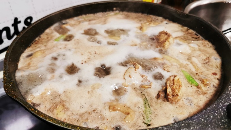 鸡肉炖土豆,开大火煮沸后煮1分钟