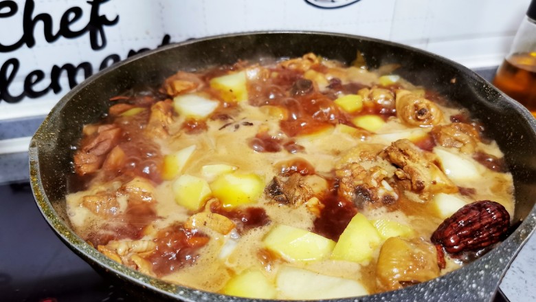 鸡肉炖土豆,大火煮沸后