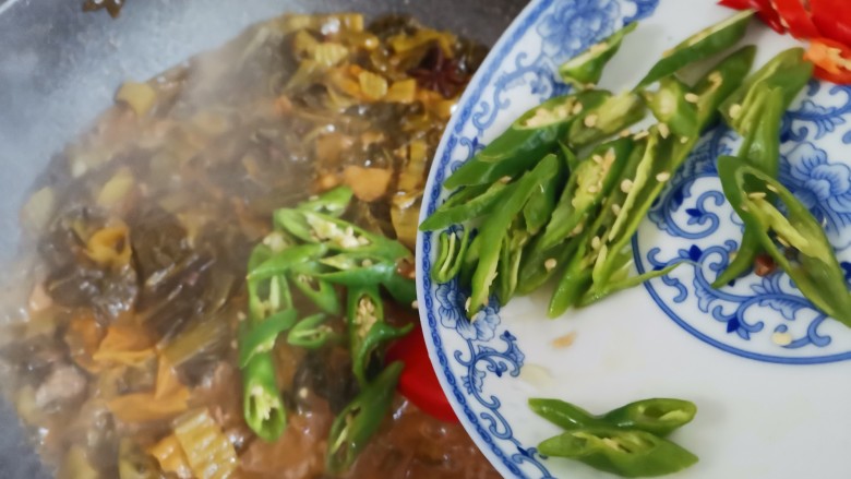 酸菜羊肉,最后汤汁收干，加入青红椒翻炒至断生即可出锅
