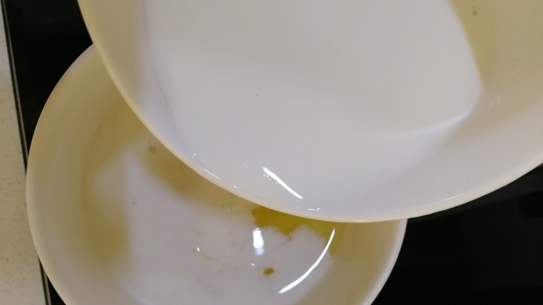 红豆双皮奶,牛奶晾到常温的时候，倒入蛋清里。