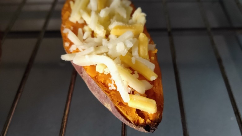 芝士焗红薯,放进烤箱用180度的上下火烤5～8分钟，只要芝士融化了表面呈焦黄色即可