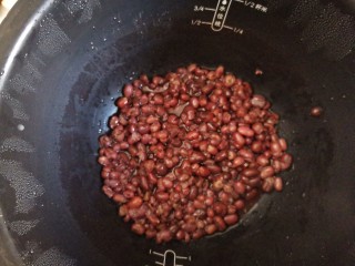 红豆双皮奶,早上把红豆放电饭锅里加入适量的水按煮熟饭键煮熟后，加入白砂糖搅拌均匀