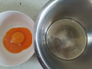 红豆双皮奶,再来准备蛋清，分离蛋清蛋黄在两个无水无油的盆里