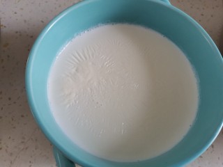 红豆双皮奶,此时牛奶已经静置好啦，上面已经起啦一层奶皮