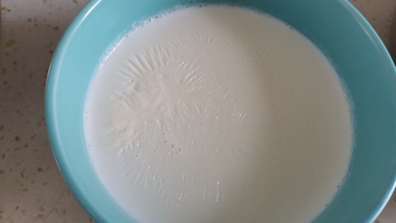 红豆双皮奶,此时牛奶已经静置好啦，上面已经起啦一层奶皮