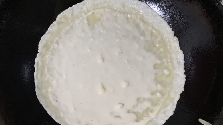 素菜卷饼,等到周边干燥开始变色，慢慢转动锅，不让面糊黏底。