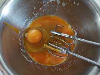 蛋黄小饼干,两个蛋黄里再打一个鸡蛋，加入细砂糖