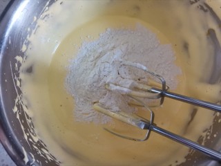 蛋黄小饼干,再筛入低筋面粉，先用打蛋头拌几下