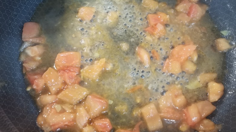 茄汁大虾,西红柿炒至软烂，加少量水。