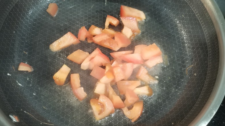 茄汁大虾,另起锅放油，加入西红柿煸炒。