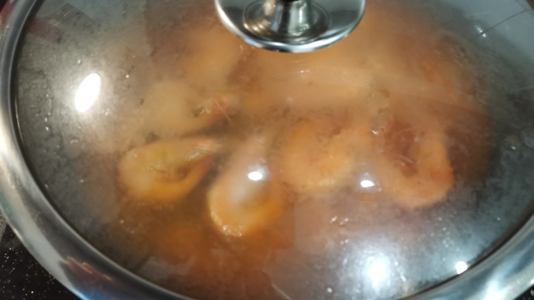 茄汁大虾,焖煮一小会儿。让虾完全成熟。