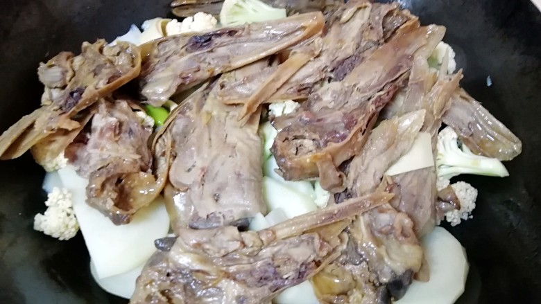 干锅鸭头,下入鸭头翻炒均匀(因为鸭头本身就是熟的，不用煮很长时间)，加入适量开水煮2分钟左右。 